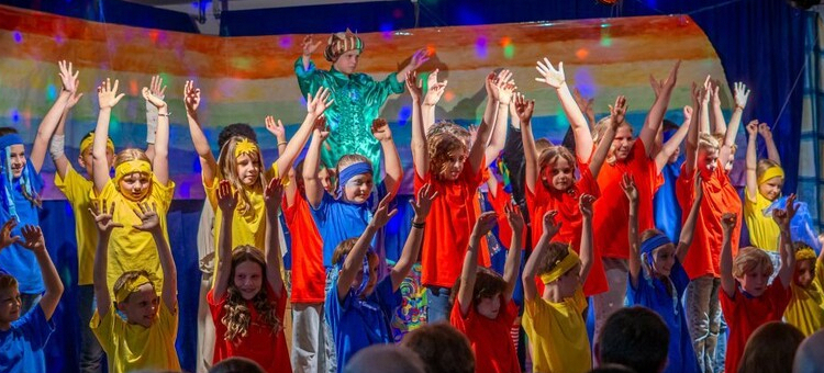 Kinder in bunten Regenbogenkostümen