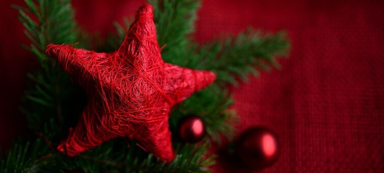 roter Stern auf Tannenzweig, Christbaumkugeln
